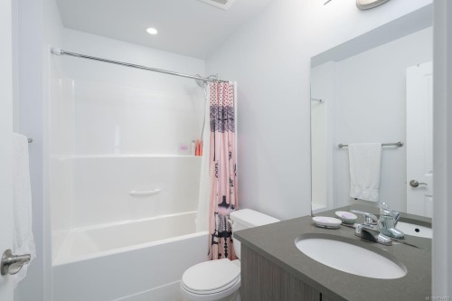 208-15 Canada Ave, Duncan, BC - Indoor Photo Showing Bathroom