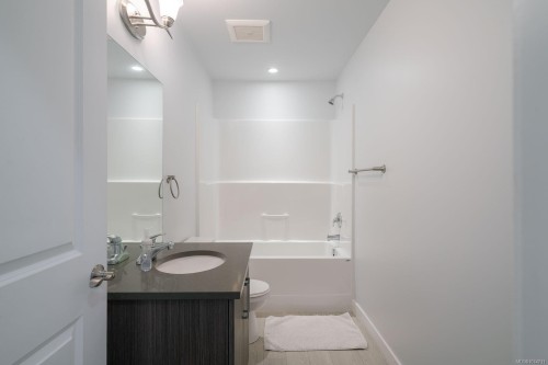 208-15 Canada Ave, Duncan, BC - Indoor Photo Showing Bathroom