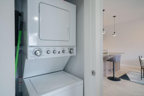 208-15 Canada Ave, Duncan, BC - Indoor Photo Showing Laundry Room