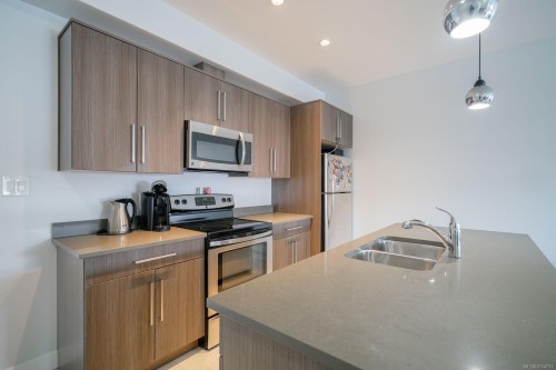 208-15 Canada Ave, Duncan, BC - Indoor Photo Showing Kitchen With Double Sink