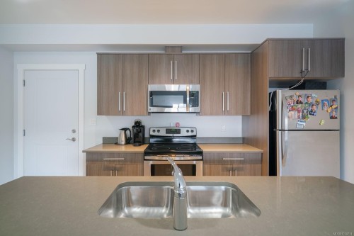 208-15 Canada Ave, Duncan, BC - Indoor Photo Showing Kitchen With Double Sink
