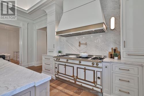 16 Eversley Hall, King, ON - Indoor Photo Showing Kitchen With Upgraded Kitchen