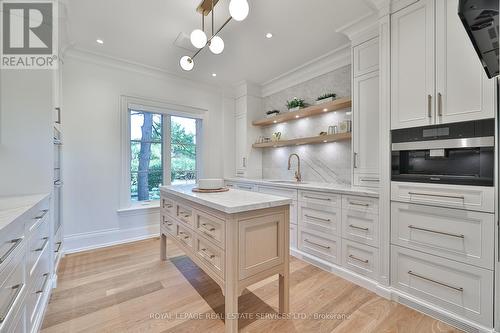 16 Eversley Hall, King, ON - Indoor Photo Showing Kitchen With Upgraded Kitchen