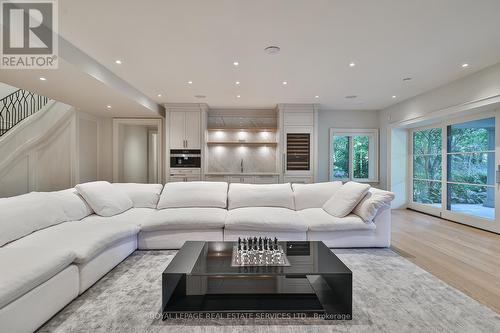 16 Eversley Hall, King, ON - Indoor Photo Showing Living Room