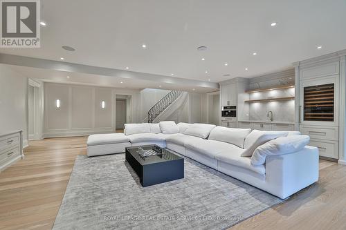 16 Eversley Hall, King, ON - Indoor Photo Showing Living Room