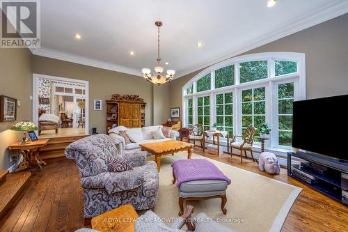 2097 Grange Side Road, Caledon, ON - Indoor Photo Showing Living Room