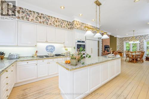 2097 Grange Side Road, Caledon, ON - Indoor Photo Showing Kitchen With Double Sink With Upgraded Kitchen