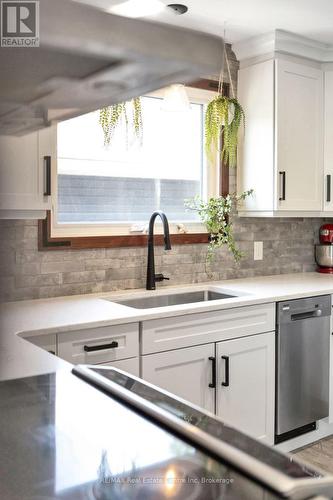 33 Graham Drive, Kawartha Lakes (Verulam), ON - Indoor Photo Showing Kitchen With Upgraded Kitchen