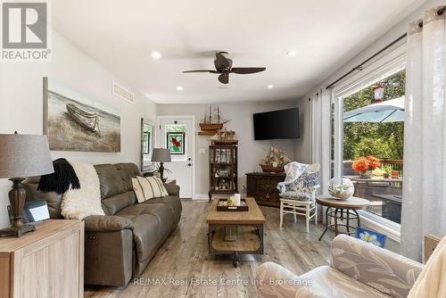 33 Graham Drive, Kawartha Lakes (Verulam), ON - Indoor Photo Showing Living Room