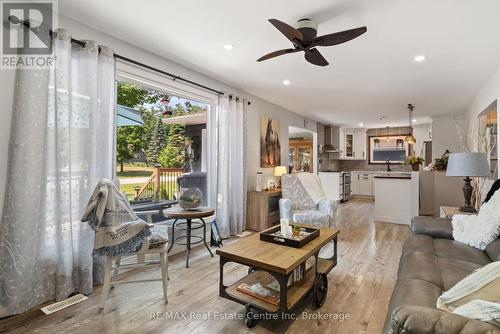 33 Graham Drive, Kawartha Lakes (Verulam), ON - Indoor Photo Showing Living Room