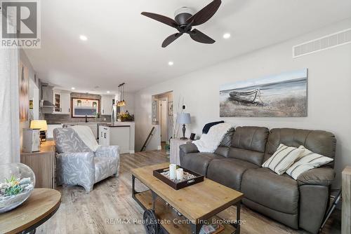 33 Graham Drive, Kawartha Lakes (Verulam), ON - Indoor Photo Showing Living Room