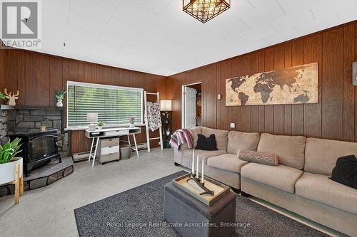 17377 35 Highway, Algonquin Highlands, ON - Indoor Photo Showing Living Room