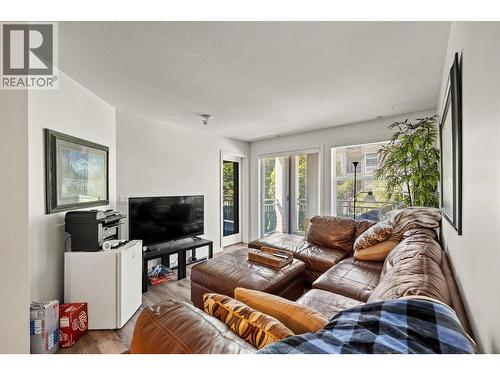 539 Yates Road Unit# 215, Kelowna, BC - Indoor Photo Showing Living Room
