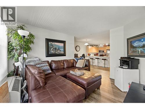 539 Yates Road Unit# 215, Kelowna, BC - Indoor Photo Showing Living Room