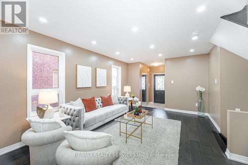 5935 Churchill Meadows Boulevard, Mississauga, ON - Indoor Photo Showing Living Room