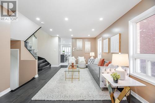 5935 Churchill Meadows Boulevard, Mississauga, ON - Indoor Photo Showing Living Room
