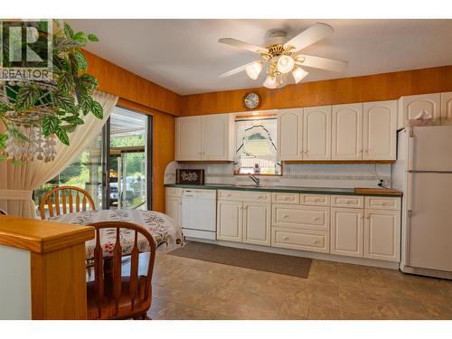 2645 Shoreacres Road, Castlegar, BC - Indoor Photo Showing Kitchen