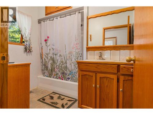 2645 Shoreacres Road, Castlegar, BC - Indoor Photo Showing Bathroom