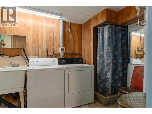 2645 Shoreacres Road, Castlegar, BC - Indoor Photo Showing Laundry Room