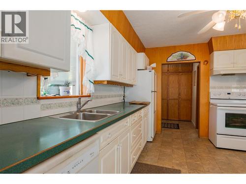 2645 Shoreacres Road, Castlegar, BC - Indoor Photo Showing Kitchen With Double Sink