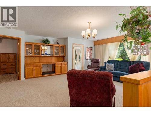2645 Shoreacres Road, Castlegar, BC - Indoor Photo Showing Living Room