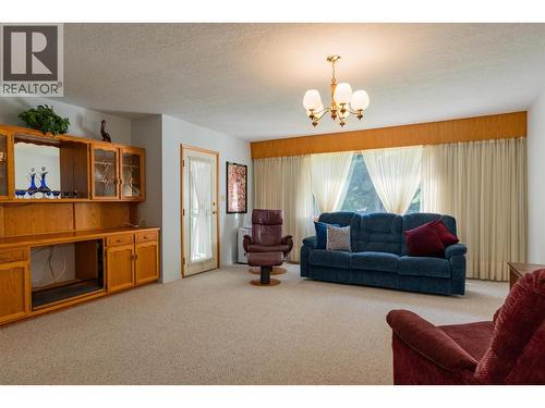 2645 Shoreacres Road, Castlegar, BC - Indoor Photo Showing Living Room