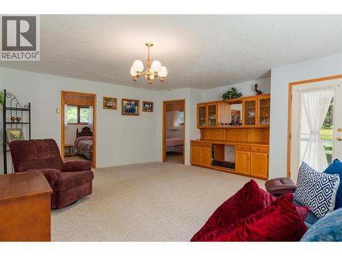 2645 Shoreacres Road, Castlegar, BC - Indoor Photo Showing Living Room