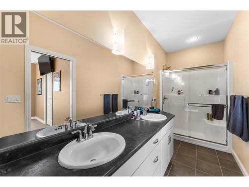 725 Hart Lane, Vernon, BC - Indoor Photo Showing Bathroom