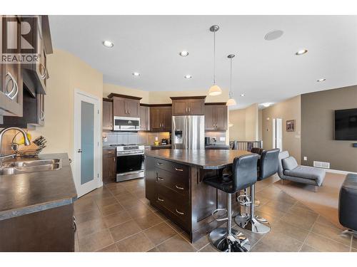 725 Hart Lane, Vernon, BC - Indoor Photo Showing Kitchen With Double Sink With Upgraded Kitchen