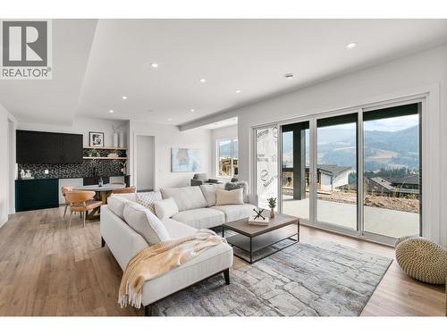 901 Melrose Street, Kelowna, BC - Indoor Photo Showing Living Room