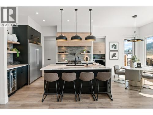 901 Melrose Street, Kelowna, BC - Indoor Photo Showing Kitchen With Upgraded Kitchen