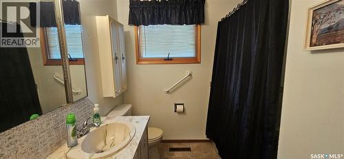 1101 Division Street, Vanguard, SK - Indoor Photo Showing Bathroom