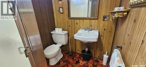 1101 Division Street, Vanguard, SK - Indoor Photo Showing Bathroom