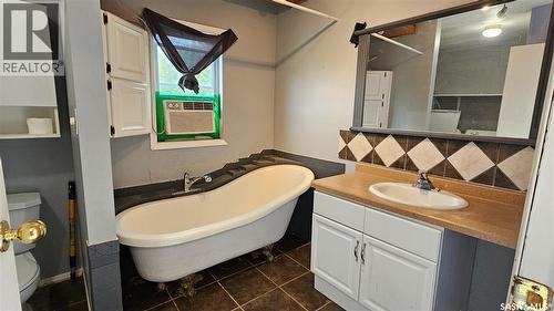 116 2Nd Avenue, Meacham, SK - Indoor Photo Showing Bathroom