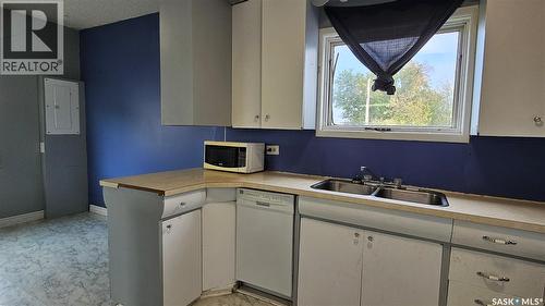 116 2Nd Avenue, Meacham, SK - Indoor Photo Showing Kitchen With Double Sink