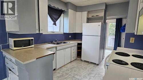 116 2Nd Avenue, Meacham, SK - Indoor Photo Showing Kitchen With Double Sink
