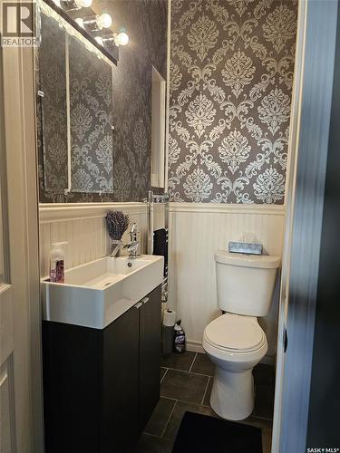 608 Walsh Avenue, Oxbow, SK - Indoor Photo Showing Bathroom