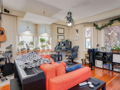 355 Richmond Ave, Victoria, BC - Indoor Photo Showing Living Room