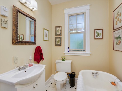 355 Richmond Ave, Victoria, BC - Indoor Photo Showing Bathroom