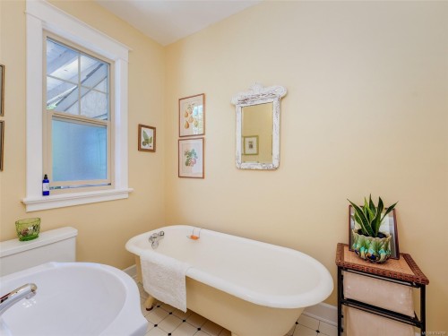 355 Richmond Ave, Victoria, BC - Indoor Photo Showing Bathroom