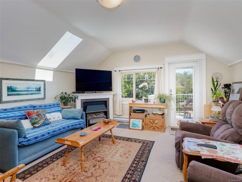 355 Richmond Ave, Victoria, BC - Indoor Photo Showing Living Room With Fireplace