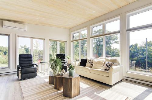 Family room - 1097 Ch. De La Côte, Lachute, QC - Indoor Photo Showing Living Room