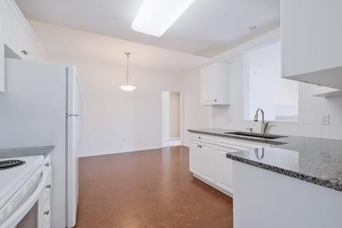 411-1962 Enterprise Way, Kelowna, BC - Indoor Photo Showing Kitchen