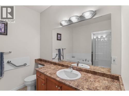 1963 Durnin Road Unit# 303, Kelowna, BC - Indoor Photo Showing Bathroom