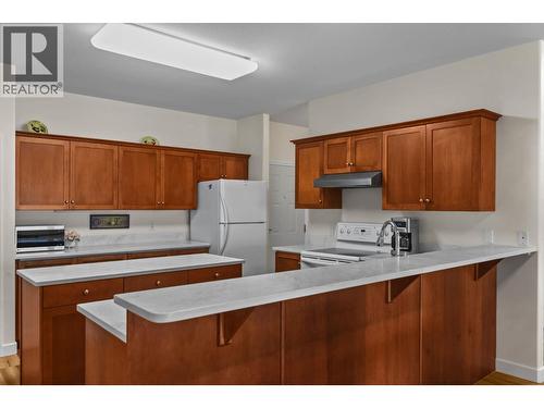 1963 Durnin Road Unit# 303, Kelowna, BC - Indoor Photo Showing Kitchen