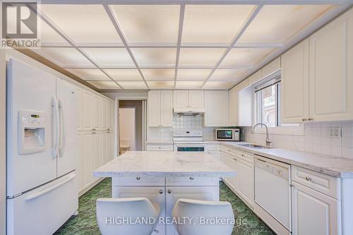 2591 Robin Drive, Mississauga, ON - Indoor Photo Showing Kitchen