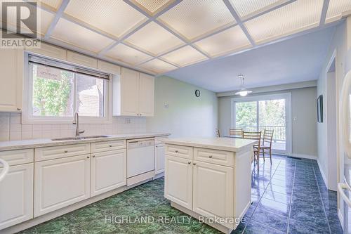 2591 Robin Drive, Mississauga, ON - Indoor Photo Showing Kitchen