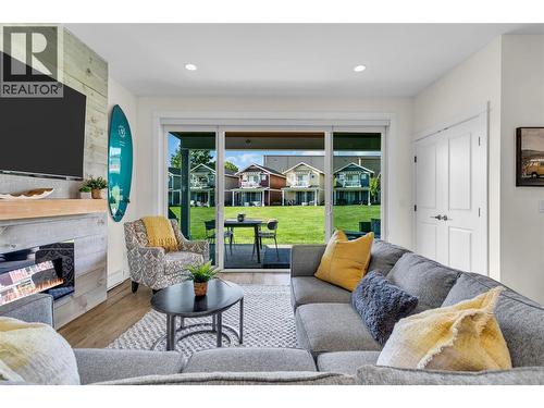 3750 West Bay Road Unit# 9, West Kelowna, BC - Indoor Photo Showing Living Room With Fireplace