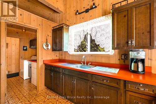 27 Silverside Point Drive, Northern Bruce Peninsula, ON - Indoor Photo Showing Kitchen
