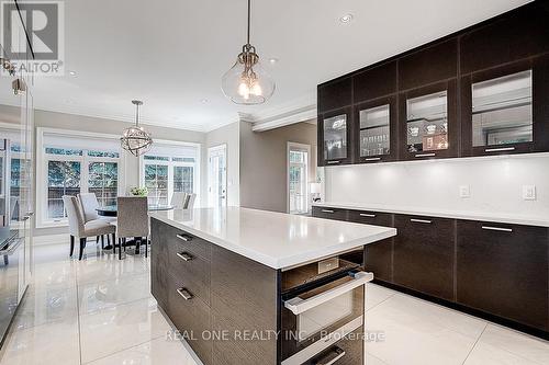 19 Anglin Drive, Richmond Hill, ON - Indoor Photo Showing Kitchen With Upgraded Kitchen